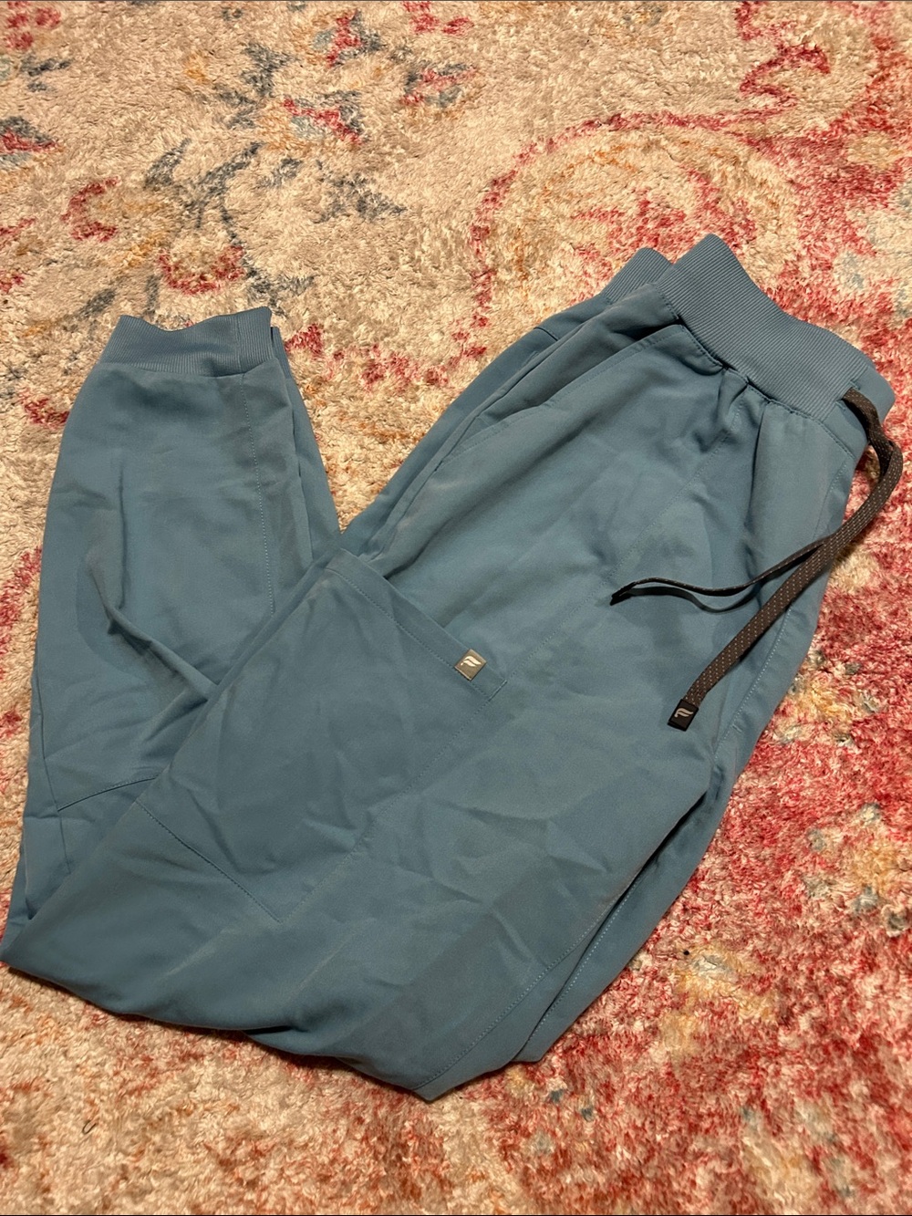 Scrub set fabletics bottoms medium top large